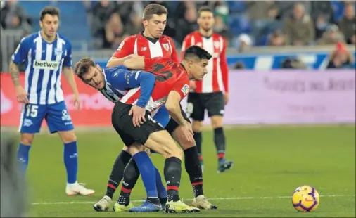  ??  ?? AGUERRIDO. Yuri e Ibai se agarran en un momento del partido de ayer, que priorizó la defensa por encima de la combinació­n ofensiva.