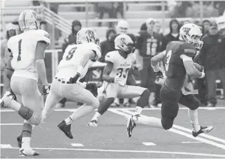  ?? COLE BURSTON/OTTAWA CITIZEN ?? Gee-Gees receiver Nicolas Dagher, right, breaks away from Windsor Lancers defenders Josh Burns, centre, and Dave McDuffie, left, during Saturday’s regular-season finale at the U of O Lees Avenue stadium.