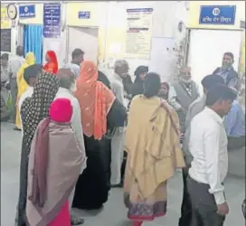  ?? HT PHOTO ?? A queue of patients out side a doctor’s chamber at the government hospital in Jaipur owing to the doctors' strike.