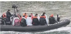  ?? FOTO: GARETH FULLER/PA WIRE/DPA ?? Britische Grenzschüt­zer bringen Migranten, die den Ärmelkanal auf einem Boot überquert hatten, ans Festland.