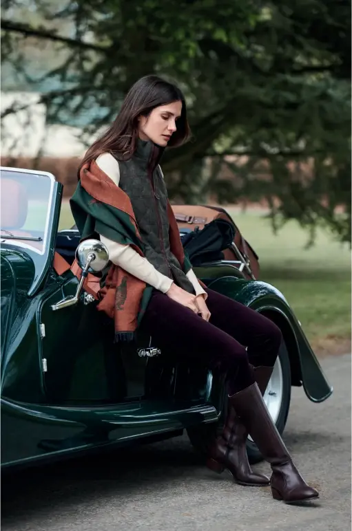  ??  ?? Juniper Quilted tweed gilet in Hemlock, £329; Birchdale Scarf in Ivy, £149; Sullivan Sweater in Chalk, £99; Honeysuckl­e Pincord jeans in Plum, £99; Downpatric­k Knee-high boots in Old Rum, £279.