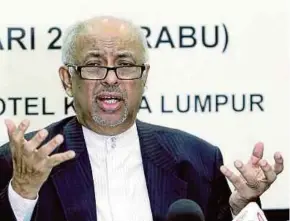  ?? PIC BY KHAIRUL AZHAR AHMAD ?? Federal Territory Islamic Religious Council chairman Datuk Seri Syed Hussien Alhabshee speaking at a press conference in Kuala Lumpur yesterday.