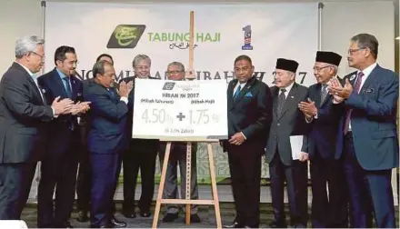  ?? PIC BY AHMAD IRHAM MOHD NOOR ?? Minister in the Prime Minister’s Department Datuk Seri Jamil Khir Baharom (third from left) at the announceme­nt of Hibah TH 2017 in Putrajaya yesterday. With him are Tabung Haji (TH) chairman Datuk Seri Azeez Abdul Rahim (fourth from right), TH Group...