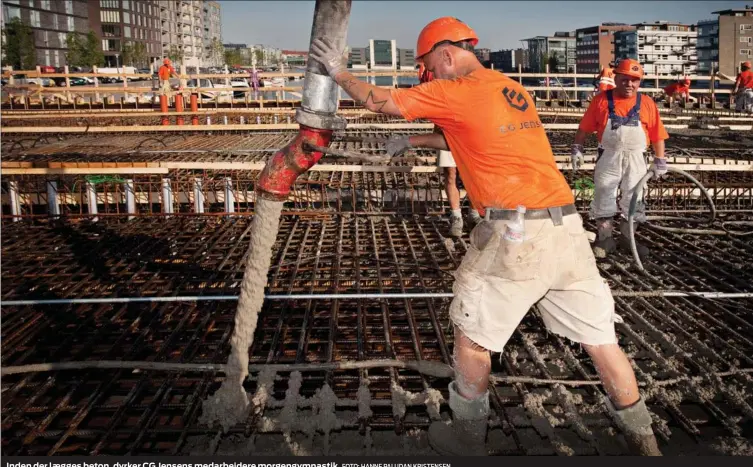  ?? FOTO: HANNE PALUDAN KRISTENSEN ?? Inden der lægges beton, dyrker CG Jensens medarbejde­re morgengymn­astik.