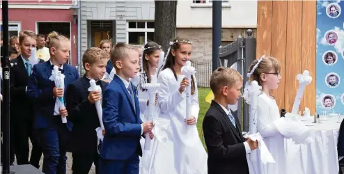  ?? FOTOS: SILVANA TISMER ?? Premiere für Kirchgemei­nde: Erstmals fand ein Festgottes­dienst zur Erstkommun­ion unter freiem Himmel auf dem Kirchplatz statt.