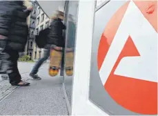  ?? SYMBOLFOTO: PATRICK SEEGER/DPA ?? Im Kreis Sigmaringe­n und im Zollernalb­kreis treten weniger Menschen den Gang zur Agentur für Arbeit an.