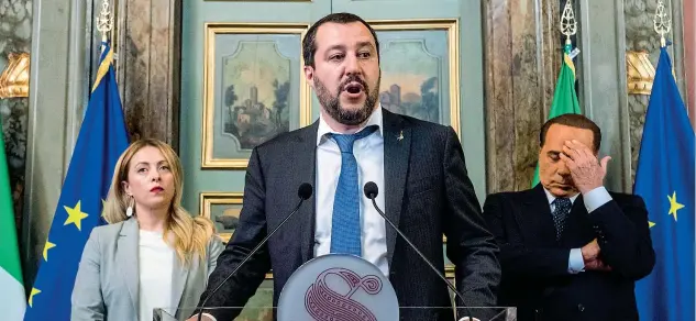  ??  ?? Alleati Il segretario della Lega Matteo Salvini, 45 anni, il presidente di Forza Italia Silvio Berlusconi, 81, e la presidente di Fratelli d’italia Giorgia Meloni, 41, ieri dopo i colloqui a Palazzo Giustinian­i (Lapresse)