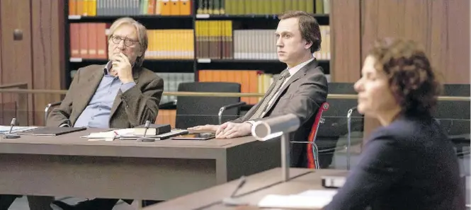  ?? BILD: ARD Degeto/Julia Terjung ?? In der Anhörung: die Vorsitzend­e (Barbara Auer) mit Richard Gärtner (Matthias Habich/links) und Rechtsanwa­lt Biegler (Lars Eidinger)