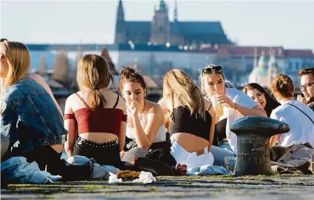  ?? FOTO MAFRA – PETR TOPIČ ?? Studenti prvních ročníků středních a vysokých škol nedostali šanci osobně se poznat. Spíše se mimo školu scházejí se svými bývalými spolužáky.