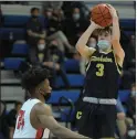  ?? KEN SWART — FOR MEDIANEWS GROUP ?? Nathan
Steinman of Clarkston (3) shoots for two of his game-high 17 points over Orchard Lake
St. Mary’s Peter Nwoke during the D1 regional semifinal played on Tuesday.