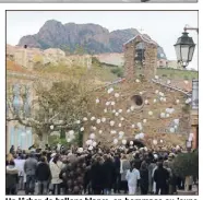  ??  ?? Un lâcher de ballons blancs, en hommage au jeune Mathys, s’est déroulé après la marche. (Photos A. Lebel)