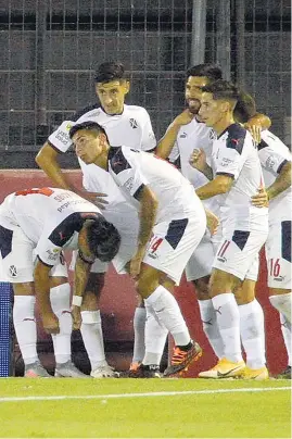  ?? NA ?? Los jugadores de Independie­nte festejan el primer gol del equipo.