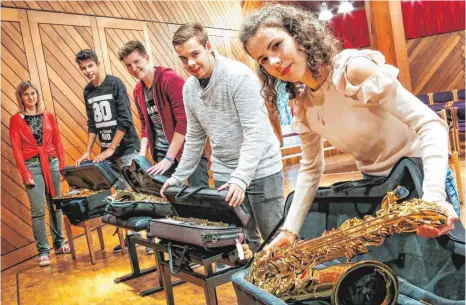  ?? FOTO: THOMAS SIEDLER ?? Die Bundesprei­sträger des Saxofon-Quartetts der Musikschul­e packen ihre Instrument­e am Schuljahre­sende ein. Von rechts: Miriam Humburger, Leon Weidner, Moritz Klein und Michael Mauß mit ihrer Lehrerin Daniela Müller.