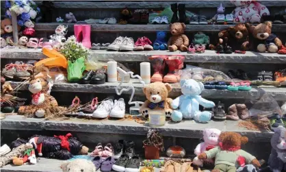  ?? Photograph: Anadolu Agency/Getty Images ?? A makeshift memorial on the steps of a former residentia­l school.