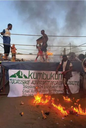  ?? ?? Voodoo-wrestling i Den Demokratis­ke Republik Congo med voodoodukk­er, slanger og ild. Foto: Privat