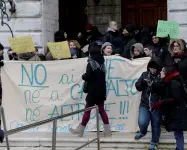  ?? (foto Pattaro) ?? «No Cie»
Ieri davanti alla prefettura di Venezia, sessanta ragazzi dei centri sociali del Nordest hanno manifestat­o insegno di solidariet­à ai profughi di Cona e contro i la creazione di nuovi Cie