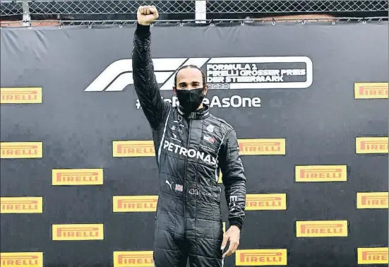  ?? JOE KLAMAR / AFP ?? Lewis Hamilton celebra el triunfo en el Gran Premio de Estiria con el puño en alto, símbolo del movimiento Black Lives Matter