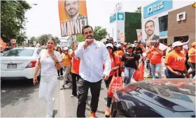  ?? ?? EL CANDIDATO presidenci­al de MC con la aspirante a la alcaldía de San Pedro Garza, ayer.