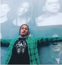  ??  ?? Junto a su retrato en blanco y negro del mural fotográfic­o de la expo “Al dictado”, instalado en la Cuarta Pared del CCET en enero de 2019.