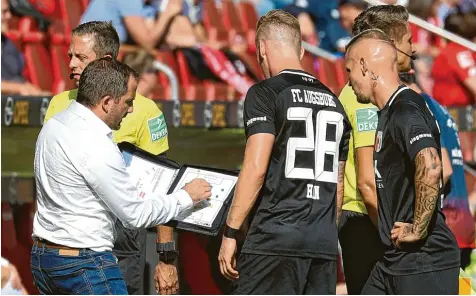  ?? Foto: Klaus Rainer Krieger ?? Trainer Manuel Baum gibt André Hahn (Mitte) und Jonathan Schmid beim Mainz Spiel taktische Hinweise. Für das Heimspiel gegen Werder Bremen am Samstag wird er sein Personal auf einigen Positionen ändern müssen.