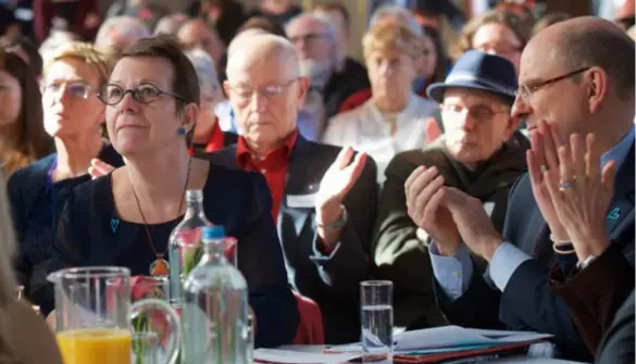  ?? FOTO PATRICK DE ROO ?? Minister Koen Geens (rechts) applaudiss­eert voor het dertigjari­ge bestaan van de vzw Payoke van Patsy Sörensen (links).