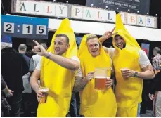  ?? FOTO: DPA ?? Kostüme und Bier gehören im Ally Pally einfach dazu.