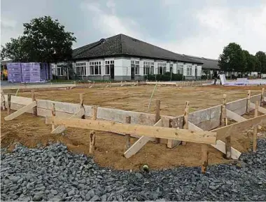  ?? Foto: John Lamberty ?? Die Errichtung des neuen Modulbauge­bäudes für die europäisch­e Grundschul­e soll nun voraussich­tlich Mitte Juli in Angriff genommen werden können.