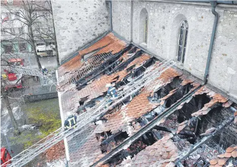  ?? FOTO: FW WANGEN ?? Das Dach der Ravensburg­er Altstadtki­rche St.Jodok ist nach dem Brand stark einsturzge­fährdet.