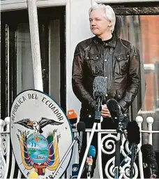  ?? FOTO REUTERS ?? V dobách „slávy“. Julian Assange při projevu na balkoně ekvádorské­ho velvyslane­ctví v Londýně před dvěma lety. Nyní je ve vazbě.