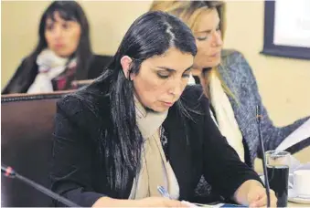  ??  ?? LA DIPUTADA KARLA RUBILAR también realizó gestiones durante este jueves en el Congreso para solicitar que se oficie al ministro de Medio Ambiente, el superinten­dente de Medio Ambiente y al director regional del Servicio de Evaluación Ambiental en Bío...