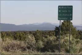  ?? MORGAN LEE — THE ASSOCIATED PRESS ?? A haze of wildfire smoke hangs over the Upper Rio Grande valley and the mesa-top city of Los Alamos, N.M., on Thursday.