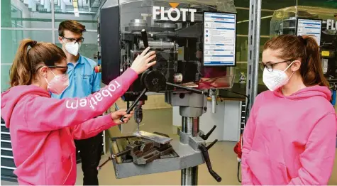  ??  ?? Fiona Rößle (links) und Amelie Gruner (rechts) besuchen beide die Realschule in Burgau und nehmen am Girls’ Day teil, um einen Eindruck von der Ausbildung zum Indus‰ triemechan­iker zu gewinnen. Jason Hermann ist Auszubilde­nder im dritten Lehrjahr und hat beiden vorab schon einmal das Werk gezeigt.