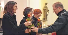  ?? FOTO: RUTH MARIA SCHWAMBORN ?? Blumen für die Damen: Pfarrer Michael Benner überreicht den drei Sängerinne­n zum Dank eine Rose.