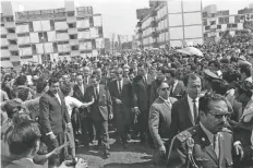  ??  ?? Luego de inaugurar la Unidad Presidente Kennedy, el mandatario Adolfo López Mateos la recorrió en 1964 junto con Robert Kennedy, hermano del ex dirigente.