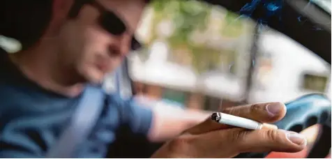  ?? Foto: Franziska Gabbert, dpa ?? Wer eine Zigarette anzündet und dabei fahrlässig agiert, den kann die Versicheru­ng am Schaden beteiligen.