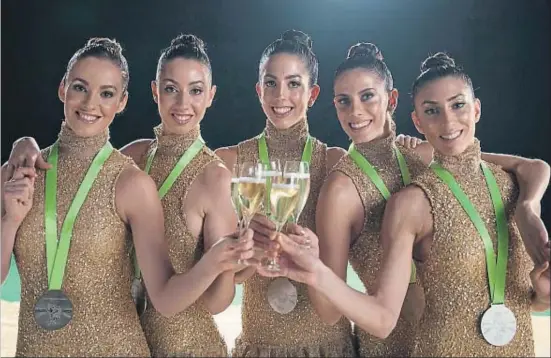  ?? PABLO HOJAS ?? En el anuncio de este año, el brindis final lo hacen las cinco gimnastas con su medalla de plata y con su propia voz