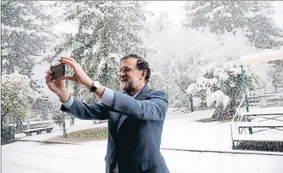  ??  ?? Mariano Rajoy fotografia­ndo los jardines de la Moncloa cubiertos por la nieve