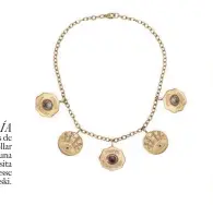  ??  ?? JOYERÍA Entre las joyas preferidas de Stefania, menciona el collar Marlo Laz 5 Talisman coin, una pieza con la exquisita mística de la diseñadora Jesse Marlo Lazowski.