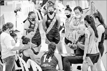  ?? Foto: federación ecuatorian­a de básquetbol ?? •
El argentino Carlos Gorosito (derecha) es el entrenador de Audaz Octubrino.