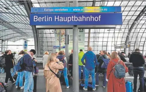  ?? // AFP ?? Un grupo de pasajeros espera la llegada de su tren en una estación de Berlín