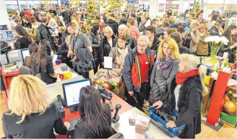  ?? FOTOS: BODENSEE AIRPORT/FELIX KÄSTLE ?? 20 Prozent Rabatt auf das gesamte Sortiment und ein buntes Rahmenprog­ramm: Der Bodensee-Airport lädt auch in diesem Jahr wieder zum Weihnachts-Shopping im Duty-Free-Shop ein.