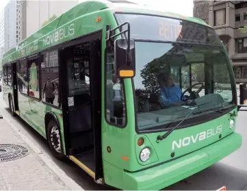  ??  ?? L’entreprise Nova Bus est à la recherche d’assembleur­s, soudeurs, technicien­s en génie mécanique et gestionnai­res pour, entre autres, répondre à la demande grandissan­te de véhicules verts.