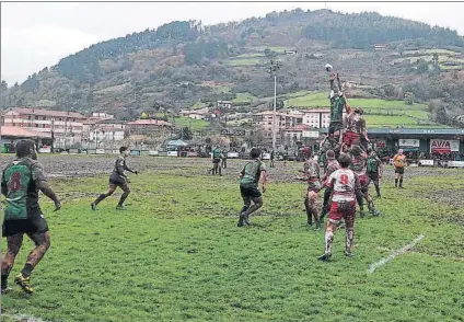  ?? FOTO: AMPO ORDIZIA ?? El Gernika se levanta El conjunto de la villa foral rompió una racha de cuatro derrotas con su triunfo ante el AMPO Ordizia