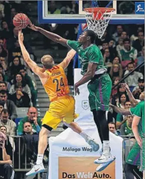  ?? JORGE ZAPATA / EFE ?? Un tapón de Ndiaye a Oleson en el último Unicaja-Barcelona Lassa