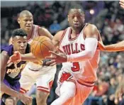  ?? JONATHAN DANIEL/GETTY IMAGES ?? Dwyane Wade drives to the basket for the Chicago Bulls against the Phoenix Suns last week in Chicago.