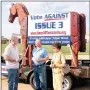  ?? LYNN KUTTER ENTERPRISE-LEADER ?? Bob Porto, left, with Arkansas Term Limits, talks to James McEntire of Fayettevil­le, and his mother, Emma King of Harrison in the Farmington Public Library parking lot. Porto is traveling the state with a “Trojan horse,” claiming that Issue 3 on the...