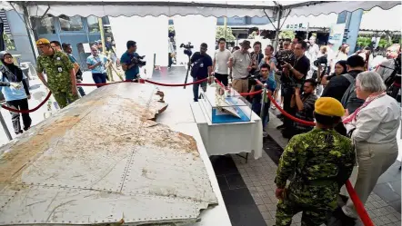  ??  ?? Never forgotten: Visitors looking at some of the items on display at the fifth annual MH370 remembranc­e event at Publika Shopping Gallery, Kuala Lumpur.