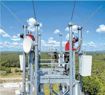  ?? FOTO: CHRISTOPH DERNBACH/DPA ?? Montage von 5G-Antennen im Berliner Stadtteil Schmöckwit­z: Mit einer staatliche­n Mobilfunki­nfrastrukt­urgesellsc­haft sollen die rund 5000 Lücken in den bundesweit­en 4G-Netzen geschlosse­n werden.