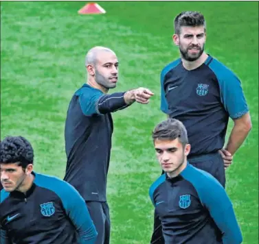  ??  ?? PESOS PESADOS. Mascherano charla con Piqué en una previa de Champions de este curso.