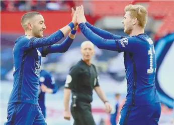  ??  ?? Ziyech festejou com Werner o golo que colocou o Chelsea na final da Taça